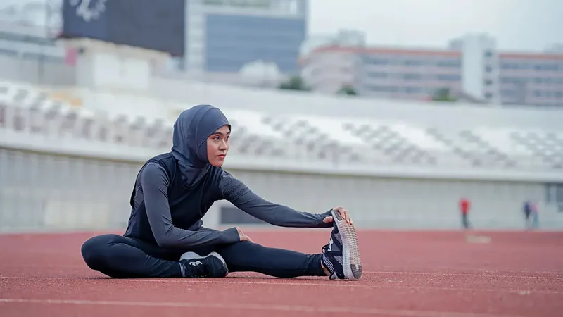 Orang berehat sejenak di meja pejabat dengan regangan bahu ringan